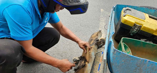 Choáng váng với vật sắc nhọn thu gom trên đường Đỗ Mười Choáng váng với vật sắc nhọn thu gom trên đường Đỗ Mười