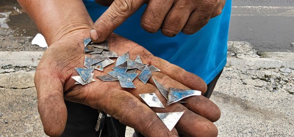 Choáng váng với vật sắc nhọn thu gom trên đường Đỗ Mười Choáng váng với vật sắc nhọn thu gom trên đường Đỗ Mười