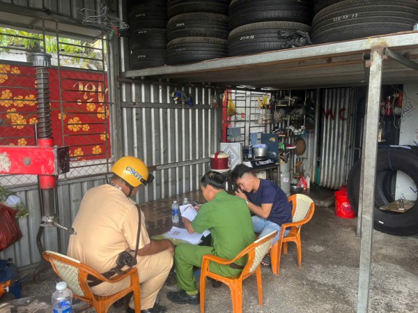 Choáng váng với vật sắc nhọn thu gom trên đường Đỗ Mười Choáng váng với vật sắc nhọn thu gom trên đường Đỗ Mười