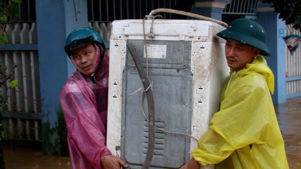 Quân đội đưa máy bay không người lái cứu trợ người dân bị cô lập Quân đội đưa máy bay không người lái cứu trợ người dân bị cô lập