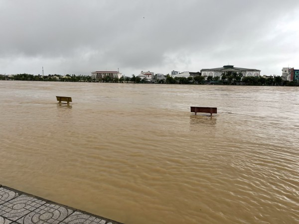 Quảng Ngãi: Lũ tràn bờ kè, tạm dừng lưu thông qua cầu Châu Ổ