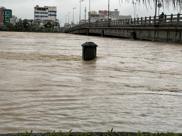 Quảng Ngãi: Lũ tràn bờ kè, tạm dừng lưu thông qua cầu Châu Ổ