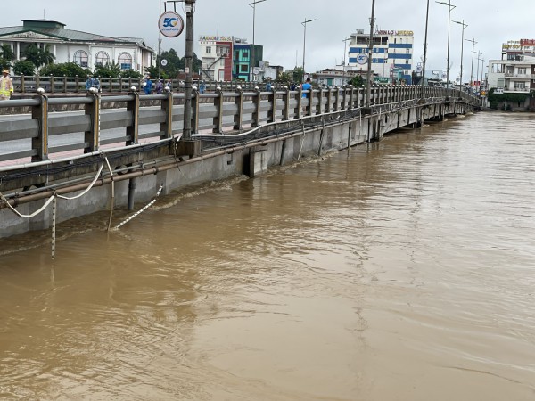 Quảng Ngãi: Lũ tràn bờ kè, tạm dừng lưu thông qua cầu Châu Ổ