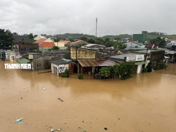Nước lũ bao vây nhiều khu dân cư ở Quảng Ngãi