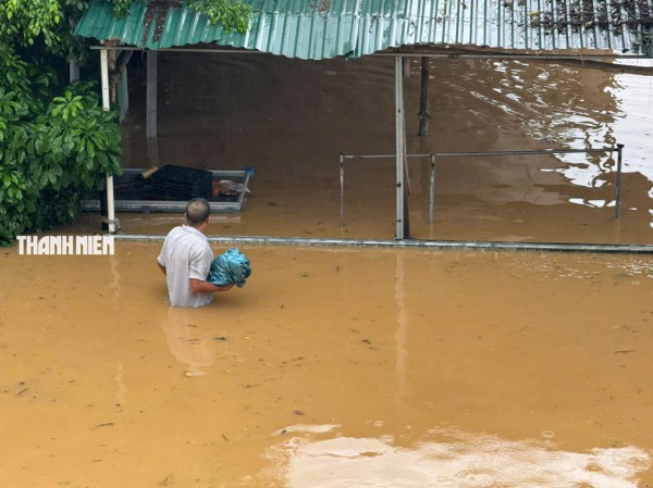 Nước lũ bao vây nhiều khu dân cư ở Quảng Ngãi