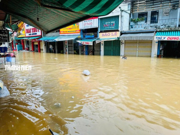 Nước lũ bao vây nhiều khu dân cư ở Quảng Ngãi