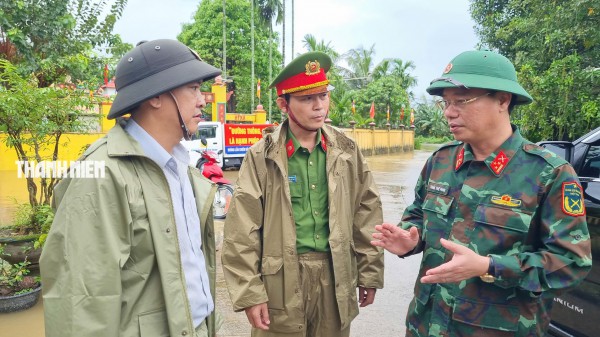 Nước lũ bao vây nhiều khu dân cư ở Quảng Ngãi