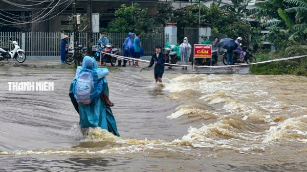 Nước lũ bao vây nhiều khu dân cư ở Quảng Ngãi