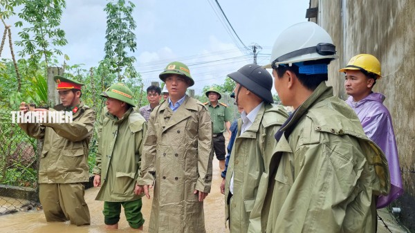 Nước lũ bao vây nhiều khu dân cư ở Quảng Ngãi