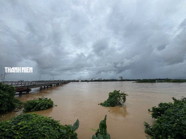 Nước lũ bao vây nhiều khu dân cư ở Quảng Ngãi