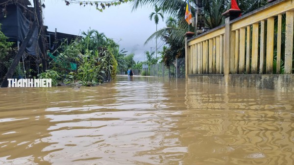 Nước lũ bao vây nhiều khu dân cư ở Quảng Ngãi