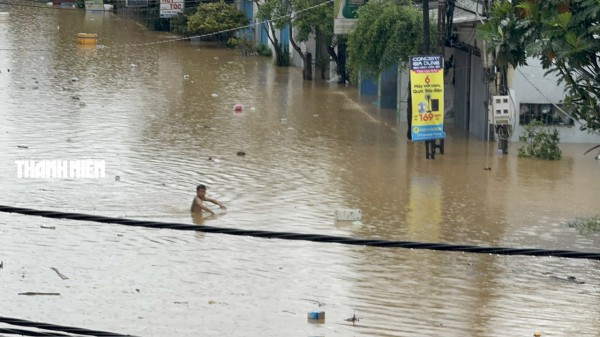 Nước lũ bao vây nhiều khu dân cư ở Quảng Ngãi