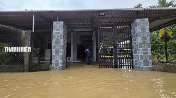 Nước lũ bao vây nhiều khu dân cư ở Quảng Ngãi