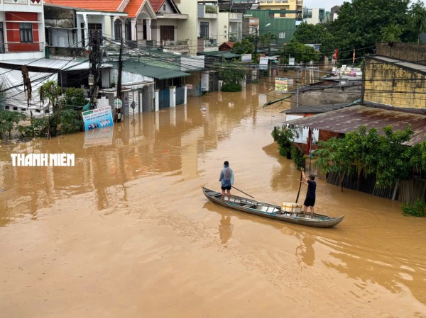 Nước lũ bao vây nhiều khu dân cư ở Quảng Ngãi