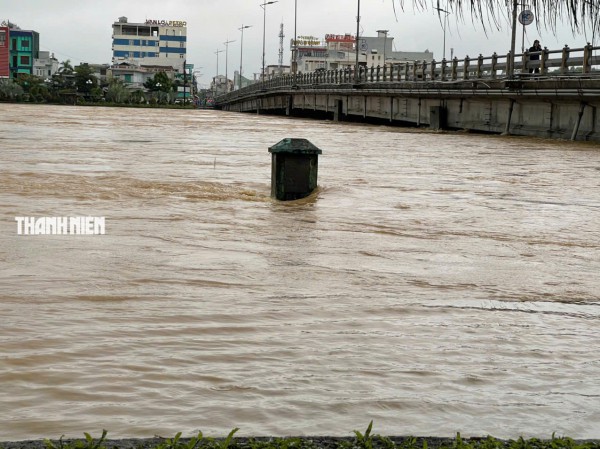 Nước lũ bao vây nhiều khu dân cư ở Quảng Ngãi