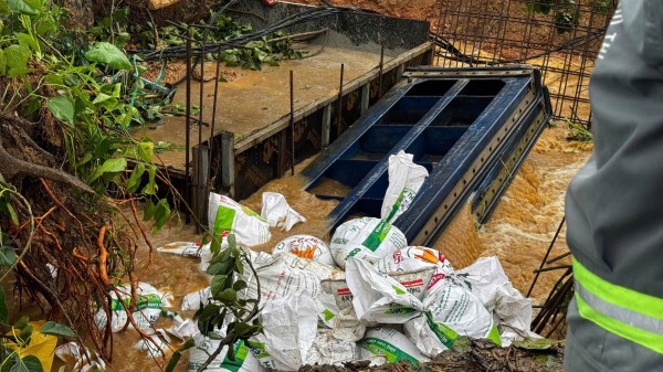 Dùng bao cát bịt miệng cống, ngăn nước lũ tràn vào trung tâm TP.Quảng Ngãi cũ