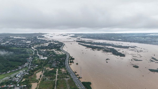 Dùng bao cát bịt miệng cống, ngăn nước lũ tràn vào trung tâm TP.Quảng Ngãi cũ