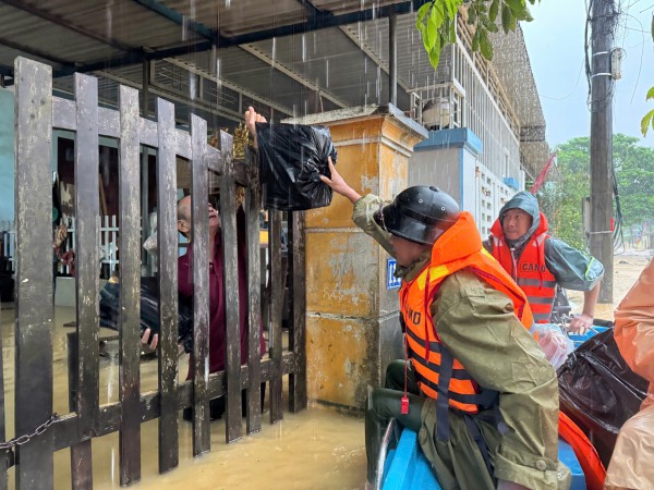 TP.Huế: Công an, quân đội dùng mọi cách để người dân không bị đói trong vùng nước lũ TP.Huế: Công an, quân đội dùng mọi cách để người dân không bị đói trong vùng nước lũ