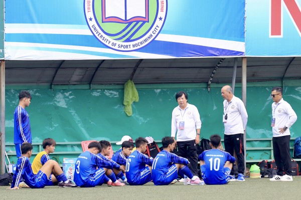 Kịch tính bóng đá sinh viên: 2 thẻ đỏ cùng 2 quả phạt đền, gay cấn đến giờ chót