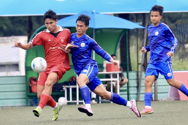 Kịch tính bóng đá sinh viên: 2 thẻ đỏ cùng 2 quả phạt đền, gay cấn đến giờ chót