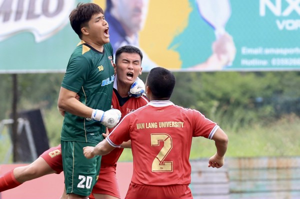 Kịch tính bóng đá sinh viên: 2 thẻ đỏ cùng 2 quả phạt đền, gay cấn đến giờ chót