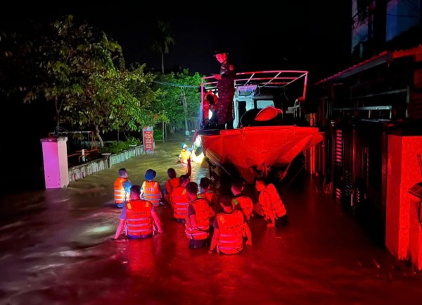 Đà Nẵng: Người dân cầu cứu trong đêm, bộ đội hành quân khẩn cấp