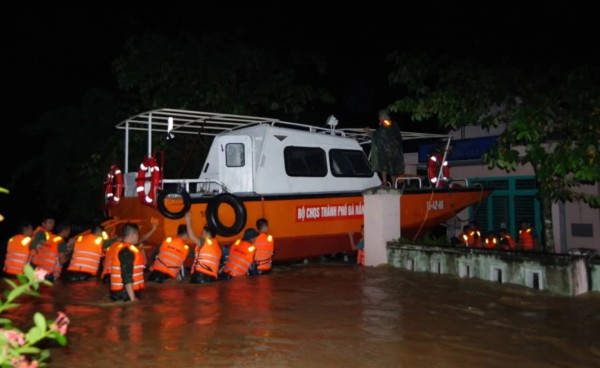 Đà Nẵng: Người dân cầu cứu trong đêm, bộ đội hành quân khẩn cấp