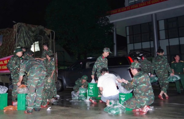 Đà Nẵng: Người dân cầu cứu trong đêm, bộ đội hành quân khẩn cấp