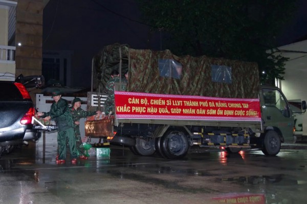 Đà Nẵng: Người dân cầu cứu trong đêm, bộ đội hành quân khẩn cấp