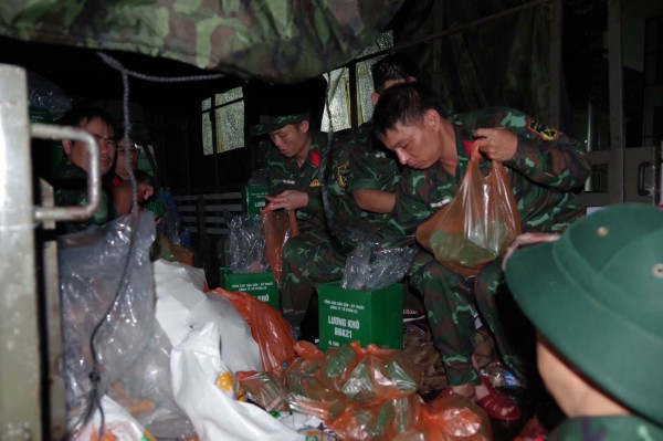 Đà Nẵng: Người dân cầu cứu trong đêm, bộ đội hành quân khẩn cấp
