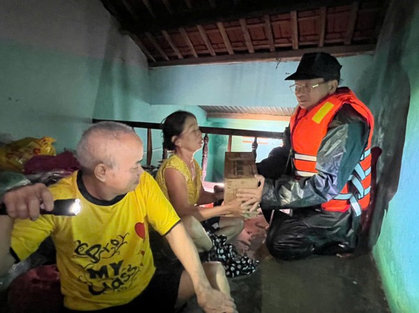 Đà Nẵng: Người dân cầu cứu trong đêm, bộ đội hành quân khẩn cấp