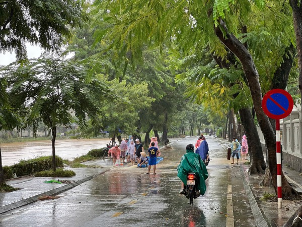 TP.Huế: Lũ ở nội đô đang rút dần, hạ du vẫn ngập sâu TP.Huế: Lũ ở nội đô đang rút dần, hạ du vẫn ngập sâu