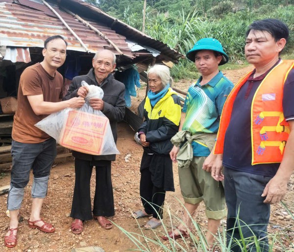 Đà Nẵng: Vượt hàng chục điểm sạt lở, gùi hàng tiếp tế người dân bị cô lập Đà Nẵng: Vượt hàng chục điểm sạt lở, gùi hàng tiếp tế người dân bị cô lập