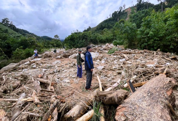 Đà Nẵng: Vượt hàng chục điểm sạt lở, gùi hàng tiếp tế người dân bị cô lập Đà Nẵng: Vượt hàng chục điểm sạt lở, gùi hàng tiếp tế người dân bị cô lập