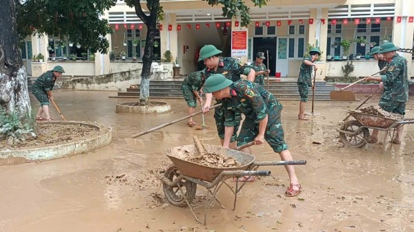 Đà Nẵng: Nước rút đến đâu, bộ đội có mặt giúp dân dọn dẹp sau lũ đến đó Đà Nẵng: Nước rút đến đâu, bộ đội có mặt giúp dân dọn dẹp sau lũ đến đó