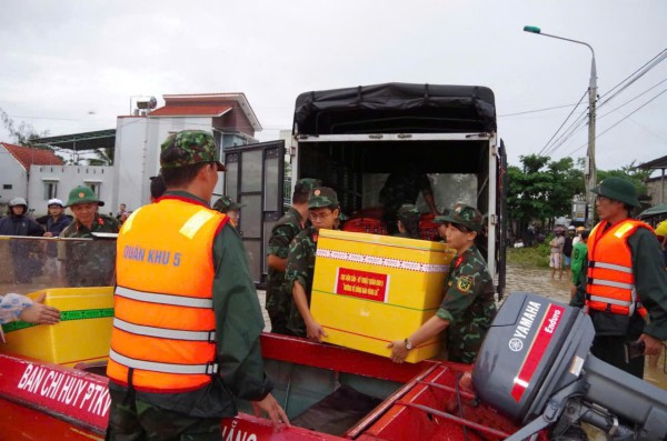 Đà Nẵng: Nước rút đến đâu, bộ đội có mặt giúp dân dọn dẹp sau lũ đến đó Đà Nẵng: Nước rút đến đâu, bộ đội có mặt giúp dân dọn dẹp sau lũ đến đó