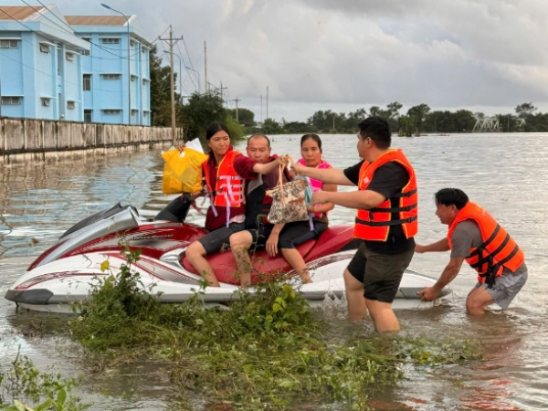 Nước lũ tràn về, hàng trăm nhà dân ngập lụt, QL1 tê liệt nhiều giờ Nước lũ tràn về, hàng trăm nhà dân ngập lụt, QL1 tê liệt nhiều giờ