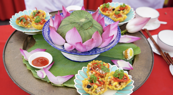 Ngày đầu lễ hội ẩm thực chay ở TP.HCM: Hấp dẫn hàng trăm món 'đẹp như tranh' Ngày đầu lễ hội ẩm thực chay ở TP.HCM: Hấp dẫn hàng trăm món 'đẹp như tranh'