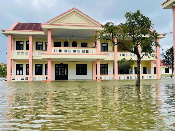 Bão Fengshen chưa vào bờ, vùng trũng Huế đã ngập lụt Bão Fengshen chưa vào bờ, vùng trũng Huế đã ngập lụt