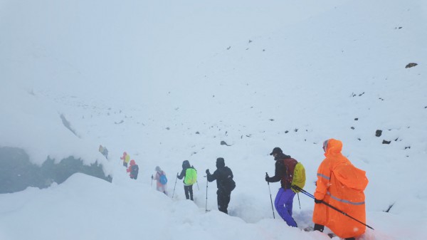 Bão tuyết bất thường, gần 1.000 người mắc kẹt trên núi   Everest