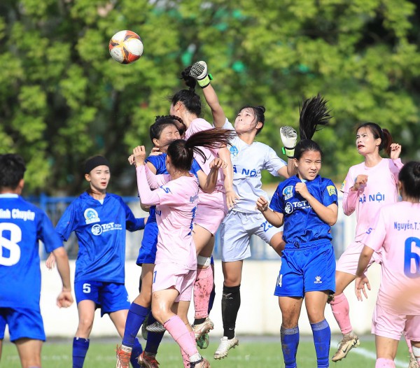 Bích Thùy giúp đội bóng cũ TP.HCM I lấy ngôi đầu từ Hà Nội
