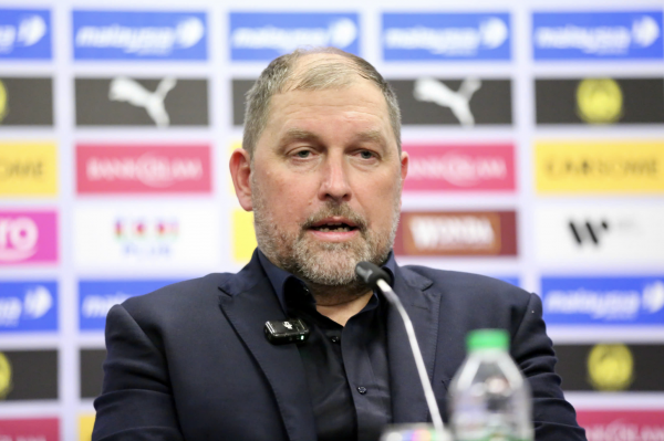 Bóng đá Malaysia rối ren: HLV Cklamovski 'quay xe', chuyên gia yêu cầu FAM đừng mãi im lặng