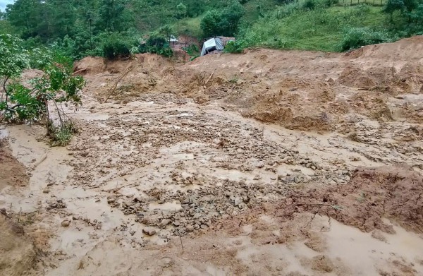 Bùn đất bủa vây nhiều con đường, bản làng biên giới Quảng Trị Bùn đất bủa vây nhiều con đường, bản làng biên giới Quảng Trị