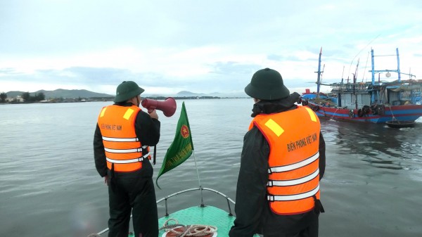 Ca nô biên phòng Quảng Trị quần thảo cửa biển, giúp tàu thuyền tránh bão Fengshen Ca nô biên phòng Quảng Trị quần thảo cửa biển, giúp tàu thuyền tránh bão Fengshen