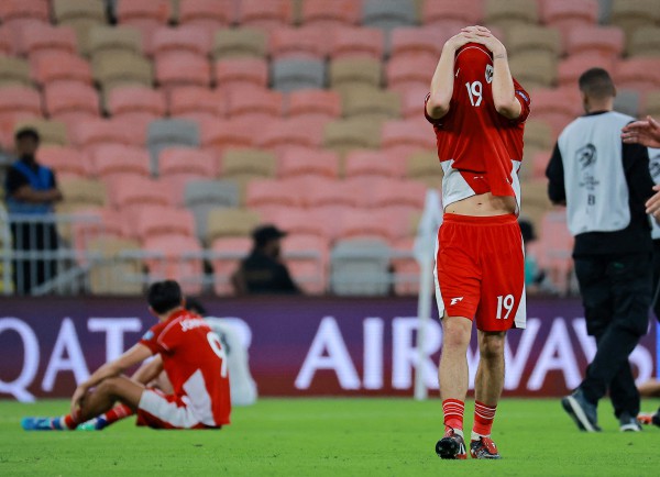 Cầu thủ Indonesia khóc nấc vì trượt World Cup, Chủ tịch PSSI chua xót: ‘Chúng tôi xin lỗi…’