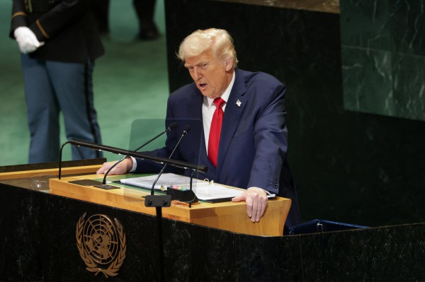 Chính quyền Trump trục xuất 100 người Iran sau thỏa thuận với Tehran?