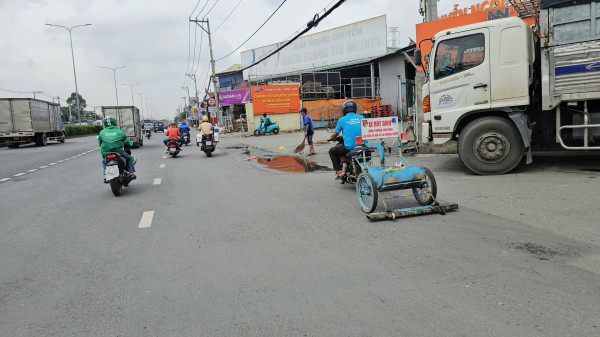 Choáng váng với vật sắc nhọn thu gom trên đường Đỗ Mười Choáng váng với vật sắc nhọn thu gom trên đường Đỗ Mười