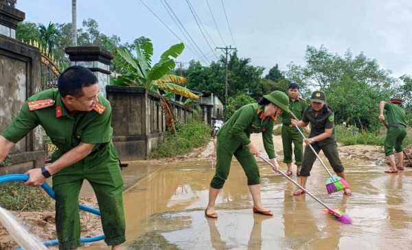 Công an đến Huế tiếp sức người dân dọn bùn sau lũ lịch sử Công an đến Huế tiếp sức người dân dọn bùn sau lũ lịch sử