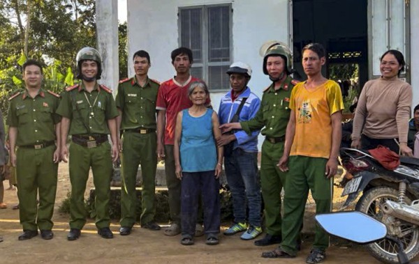 Cụ bà 95 tuổi đi lạc trong rẫy giáp rừng: Uống nước suối, dùng áo mưa giữ ấm Cụ bà 95 tuổi đi lạc trong rẫy giáp rừng: Uống nước suối, dùng áo mưa giữ ấm