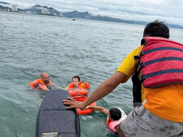 Cứu du khách nước ngoài bị đuối nước khi tắm biển Nha Trang